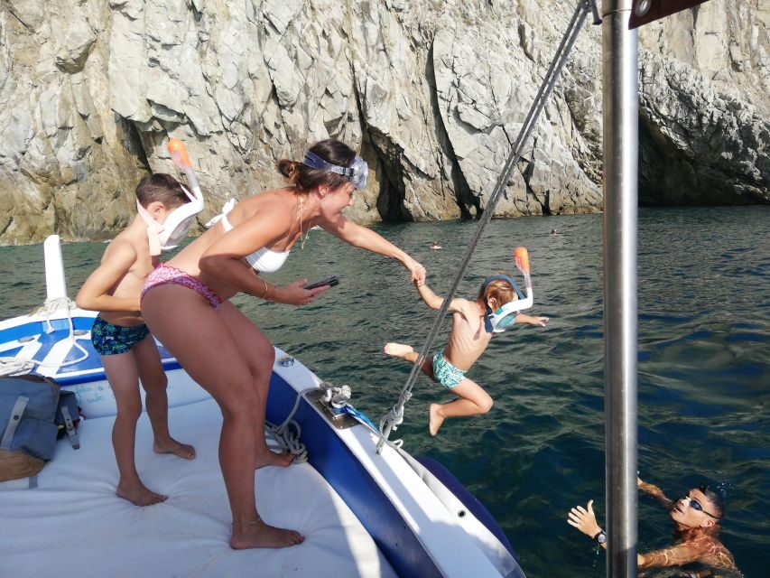Cinque Terre: Afternoon Boat Tour with brunch on board - Manarola: photogenic views with a guided thread
