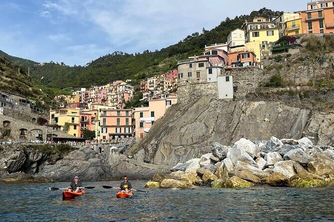 Cinque Terre Kayak Adventure from Riomaggiore - Guides in the mix: commentary that keeps it from feeling random