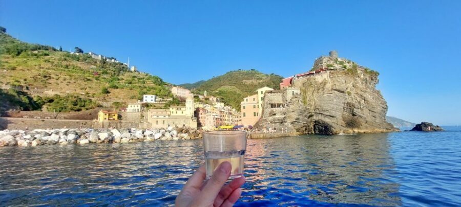 Cinque Terre: Sunset Boat Tour on Traditional Ligurian Gozzo - The guide and the small moments: humor, stories, and even sea life