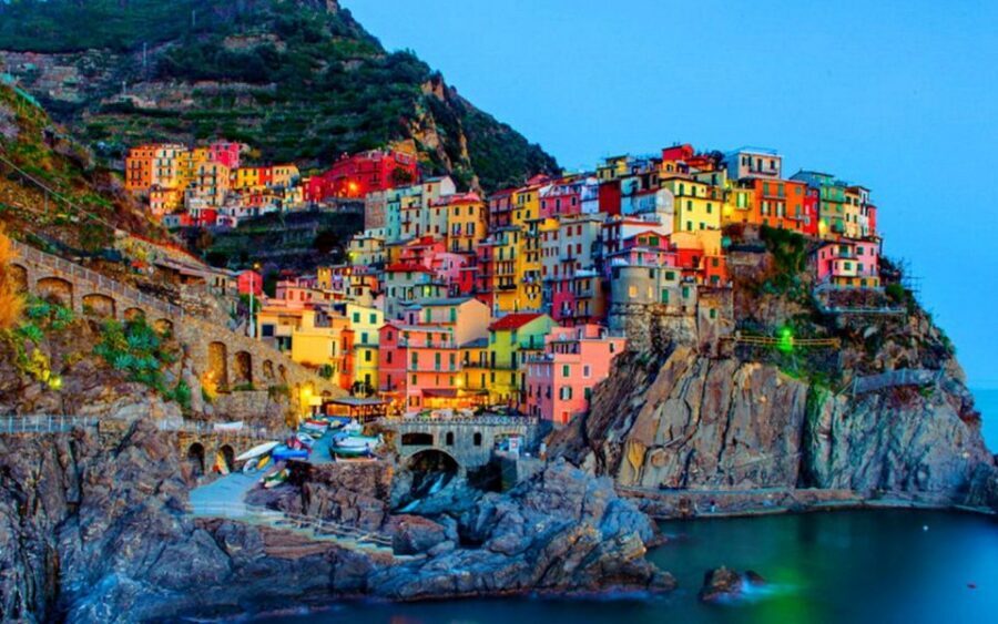 From Florence: Cinque Terre Day Trip with Lunch - Getting started: meeting at the National Library and settling into the ride