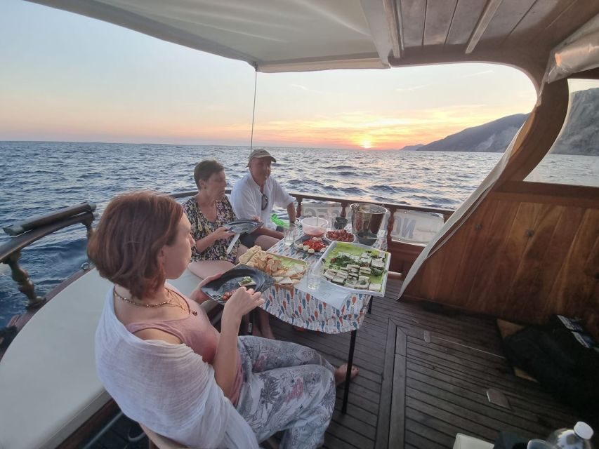 From La Spezia: Cinque Terre Boat Tour with Lunch and Wine - Setting out from Porto Mirabello (and why the meeting point matters)