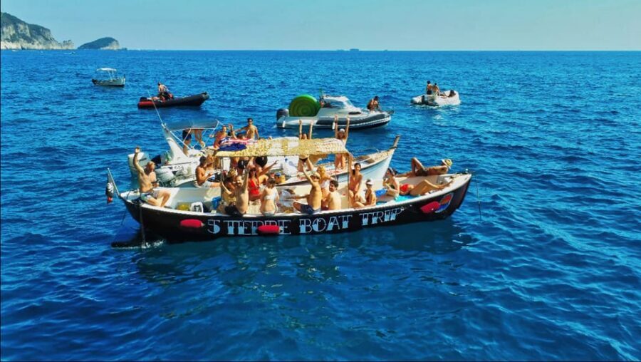 From La Spezia: Cinque Terre Full-Day Boat Tour - Byron Grotto photo stop: pause for photos, not a big hike