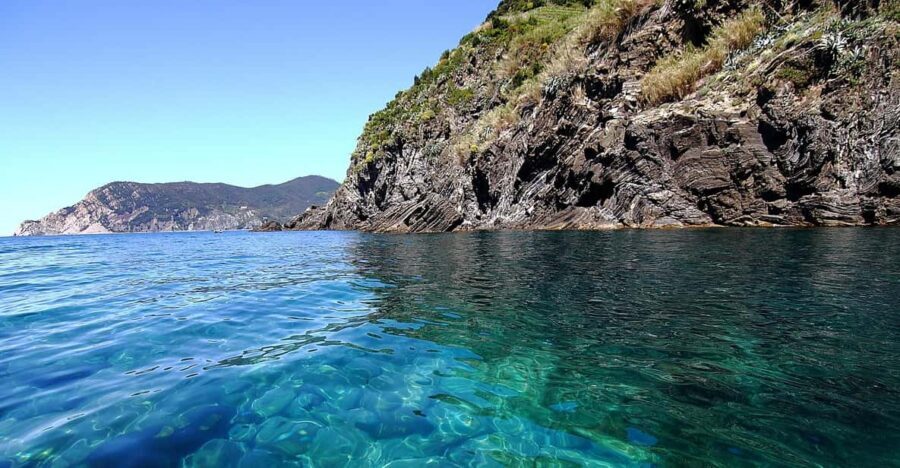 From La Spezia: Cinque Terre Full-Day Boat Tour - Riomaggiore and Manarola: sea-level icons, fast and dramatic