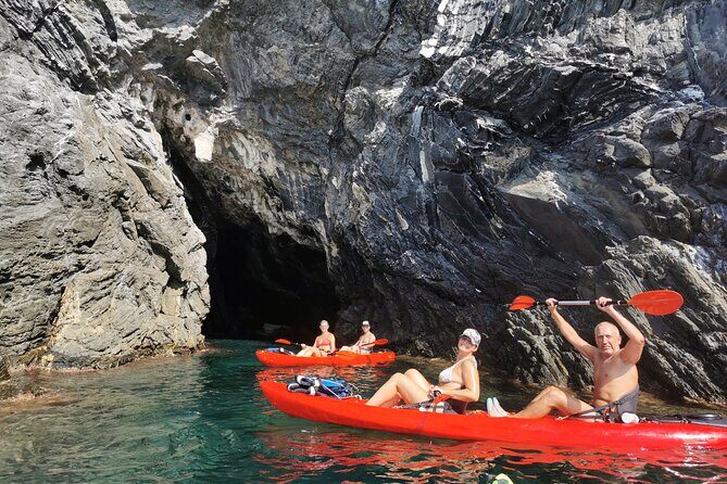 Kayak tour from Monterosso to Vernazza - Vernazza stop at the theater: sea-level sightseeing plus a bathroom break