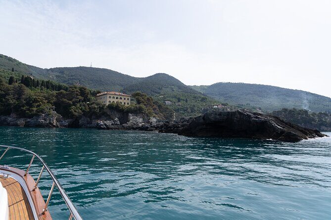 La Spezia: Cinque Terre Tour with Lunch on Board 8 hours - Riomaggiore and Manarola: short photo windows that still feel satisfying