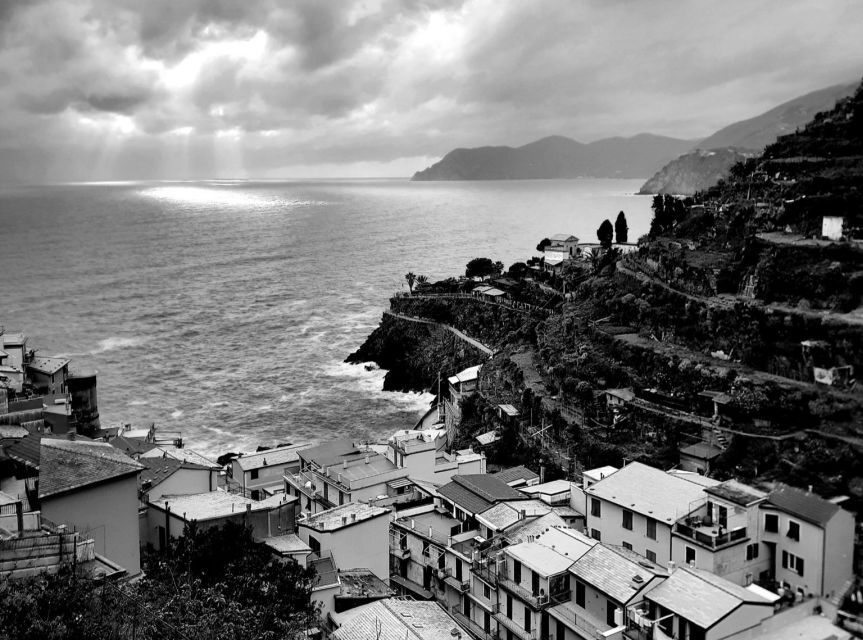 La Spezia: Cinque Terre Tour with Professional Photographer - Getting set up in La Spezia: meeting point and camera reality check