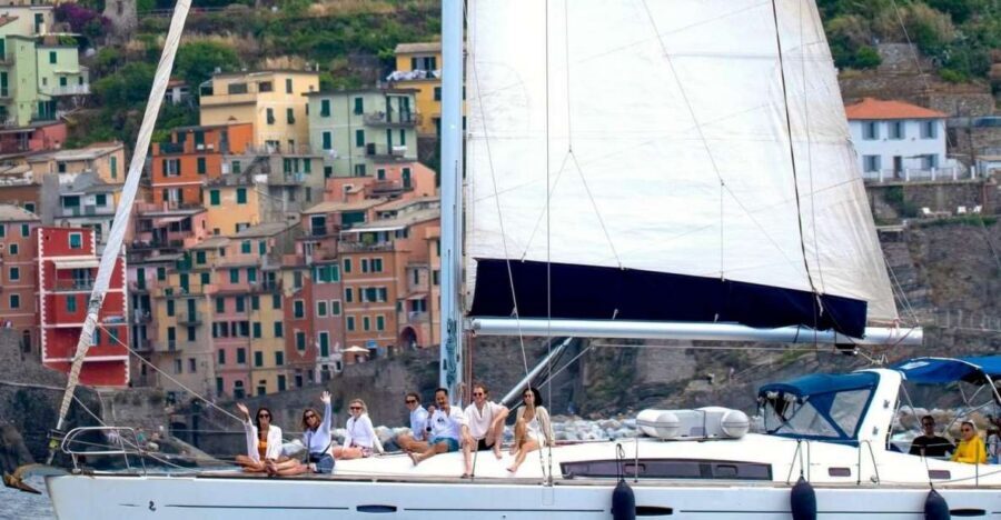 La Spezia : Private Sailboat tour of cinque terre with lunch - Porto Venere and the Palmaria canal: the warm-up that’s worth it