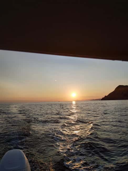 Riomaggiore: Cinque Terre Sunset Tour with Wine & Focaccia - Key things that make this sunset cruise work