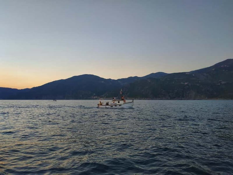 Riomaggiore: Cinque Terre Sunset Tour with Wine & Focaccia - The meeting point in Riomaggiore (and how not to waste time)