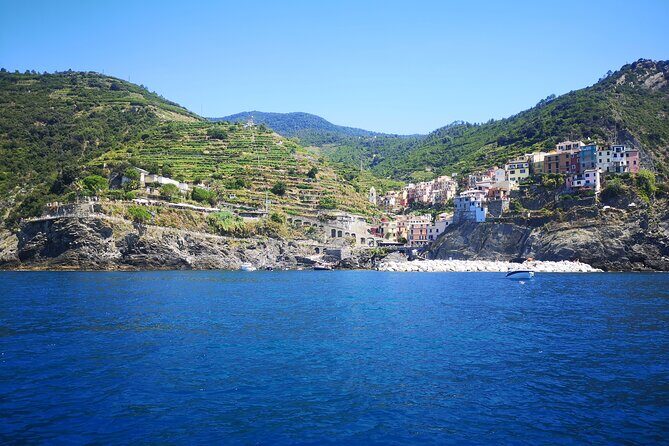 Riomaggiore : experience from the sea with focaccia and wine - On-Board Comfort: Wine, Music, Shade, and the Right Expectations